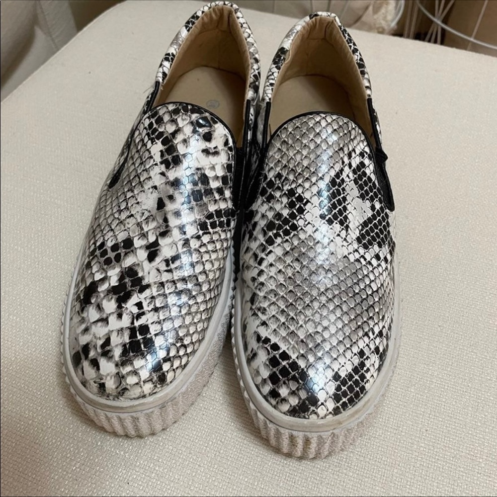 Snake skin sneakers size 7.5
Very Good condition